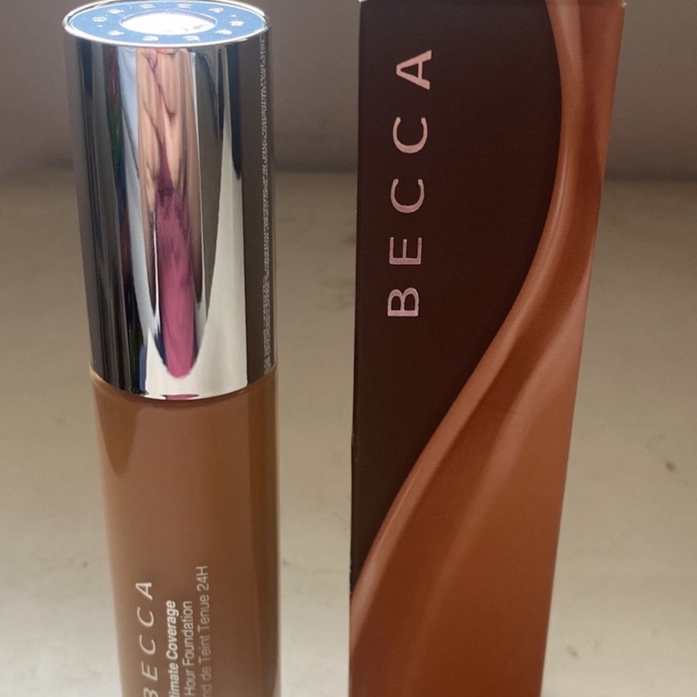 Becca Foundation Khaki 3N3
